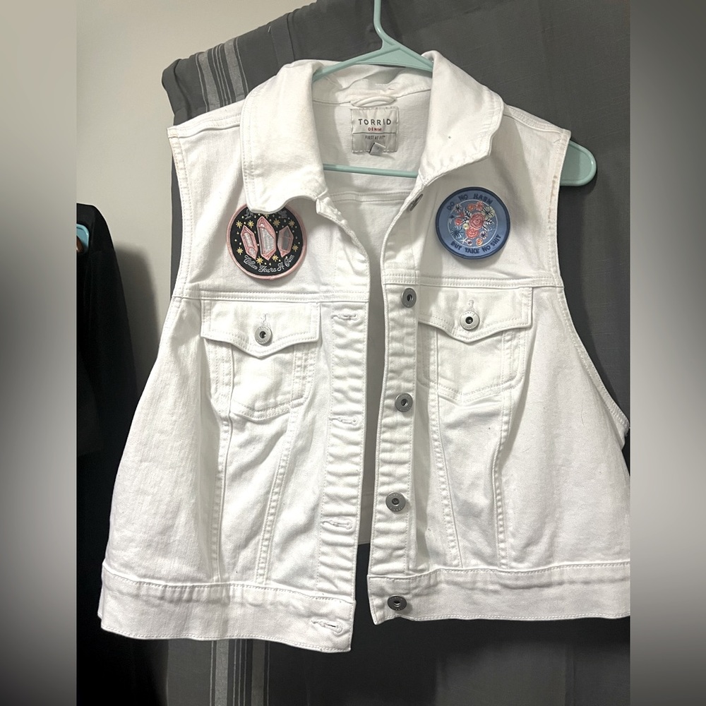 Torrid white denim vest w/patches